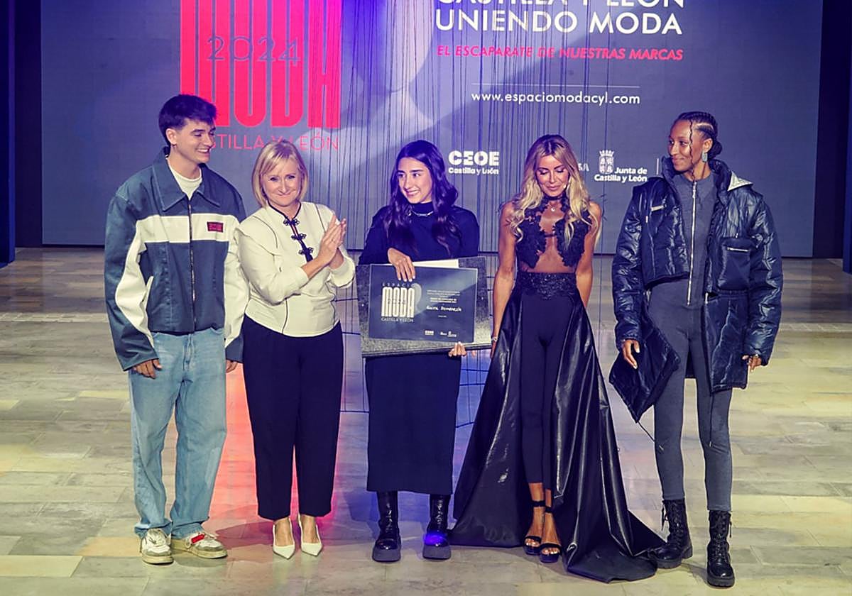 La ganadora del Espacio Moda Castilla y León recogiendo el premio.