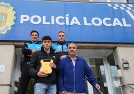 Javi y Seve, los agentes de la Policía Local, con Marcos, el menor que salvó la vida a José Luis y José Luis.