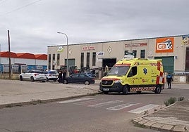 Ambulancia y Policía Local de Aranda de Duero en el lugar del suceso