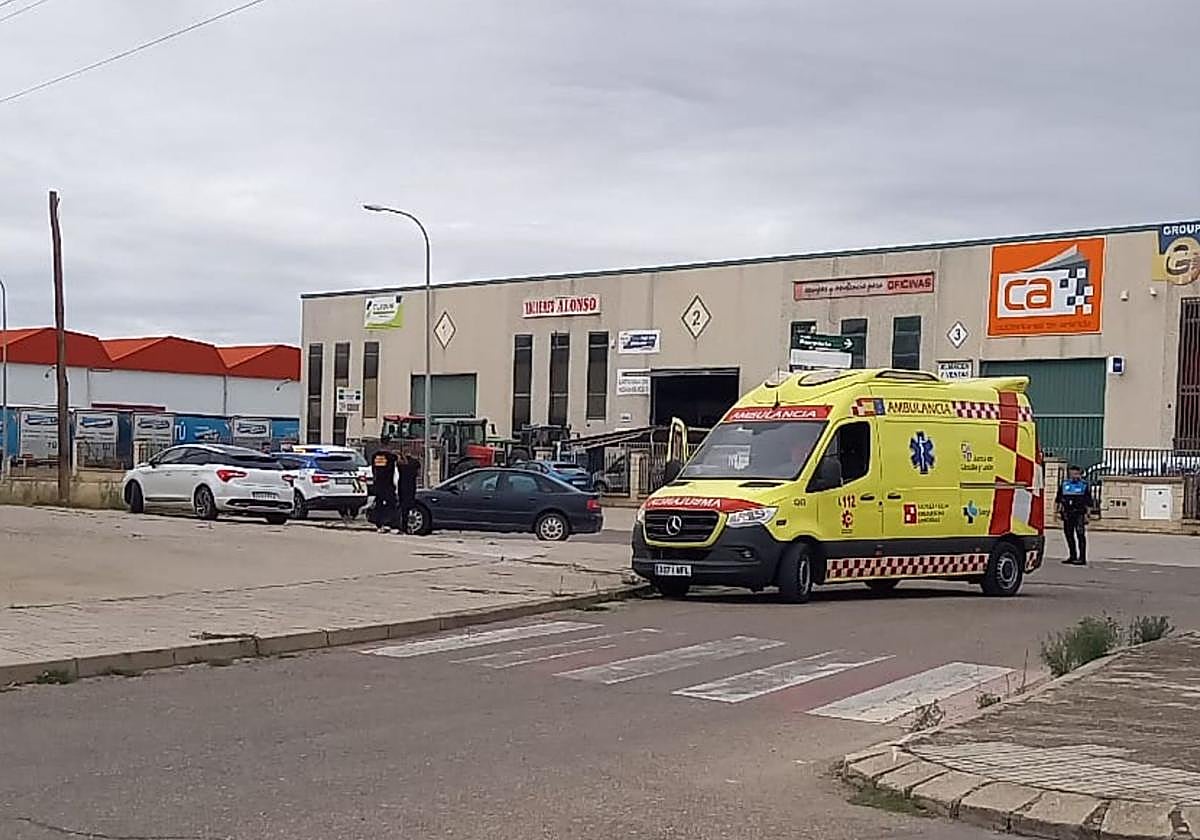 Ambulancia y Policía Local de Aranda de Duero en el lugar del suceso