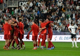 Jugadores del CD Mirandés celebrando la victoria