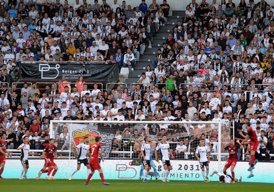 Imagen de la grada de El Plantío durante el partido frente al Mirandés.