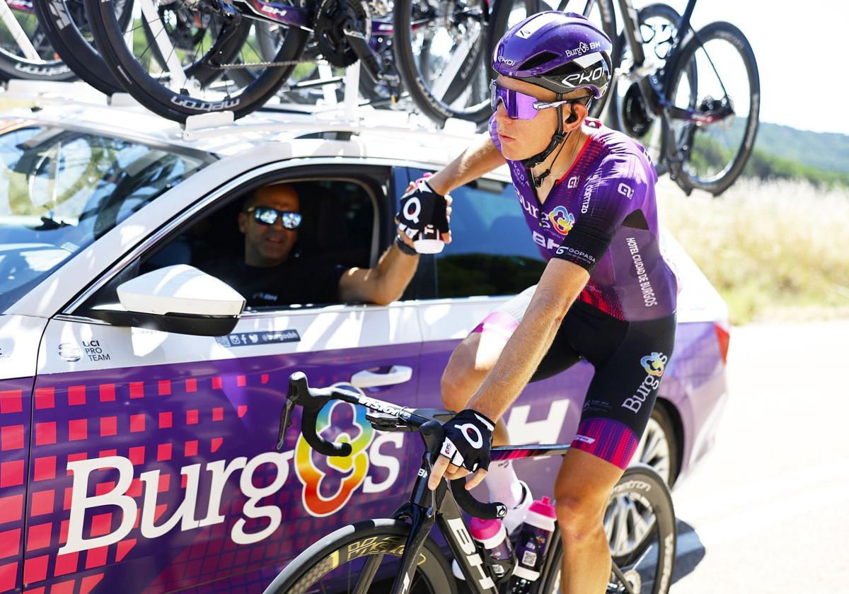 Jetse Bol cambiará la bicicleta por el coche de equipo.