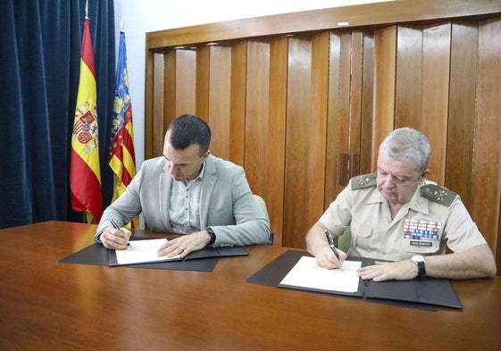 El presidente de la Diputación de Valencia y del Consorcio Camino del Cid, Vicent Mompó, y el director del Instituto y General de División Antonio Ruiz Benítez, en la firma del convenio.