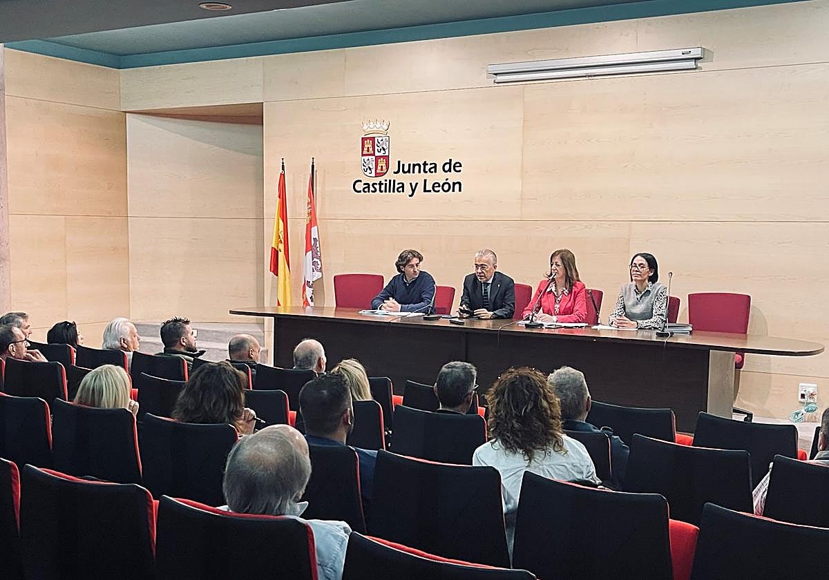Imagen de la reunión que ha mantenido la Junta con los Ayuntamientos.