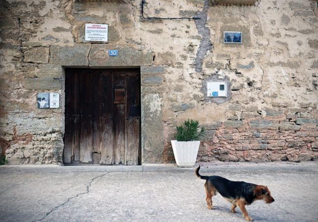 Puerta de entrada a la escuela de Bañuelos de Bureba.