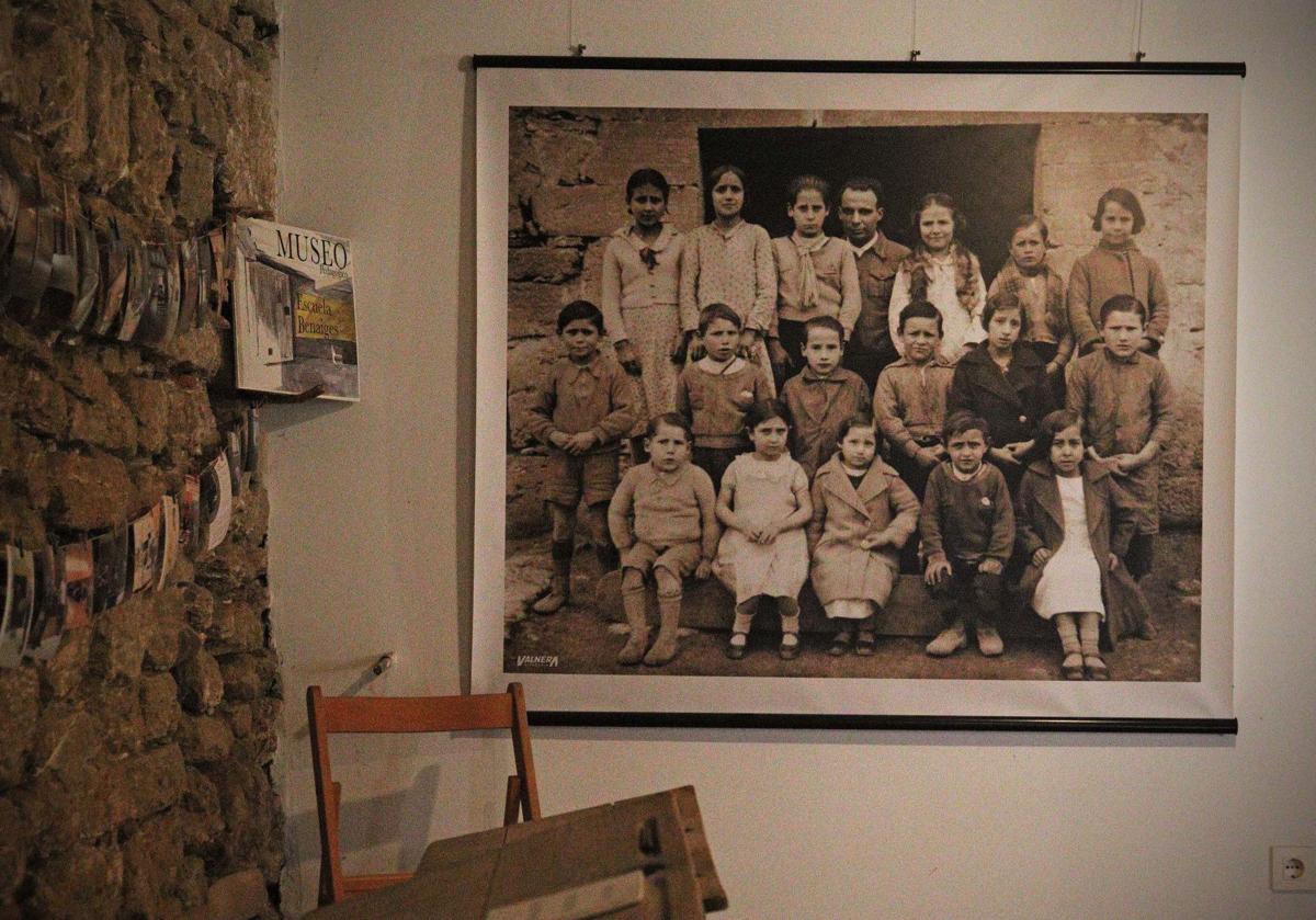 Cerca de los pupitres originales de la época se ha colocado una gran fotografía del maestro Antoni Benaiges con sus alumnos de aquel fatídico 1936.