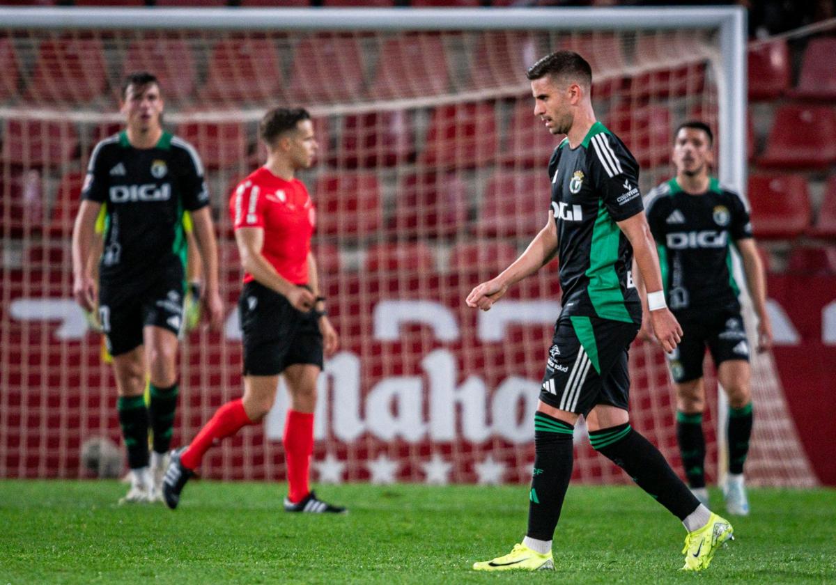 Los jugadores del Burgos CF se lamentan sobre el césped del Carlos Belmonte.