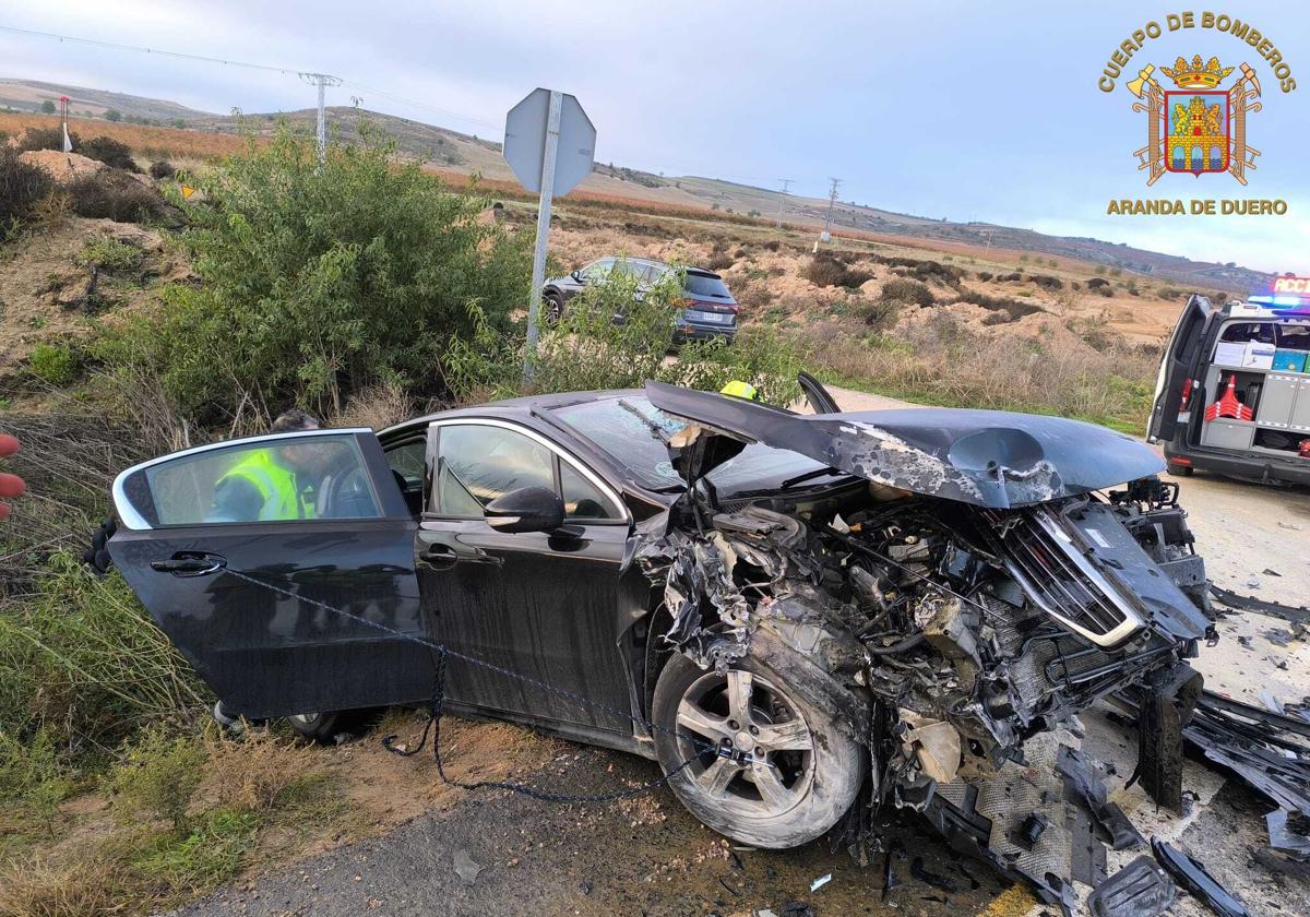 El turismo ha quedado totalmente destrozado por el fuerte impacto.