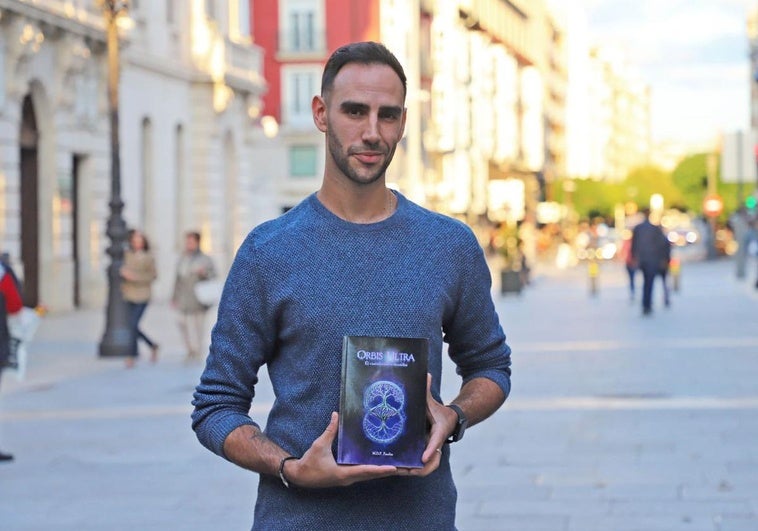 Marcos Pascual posa con su libro antes de la presentación.