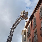 Los bomberos aseguran el tejado de un edificio del centro de Burgos por desprendimientos