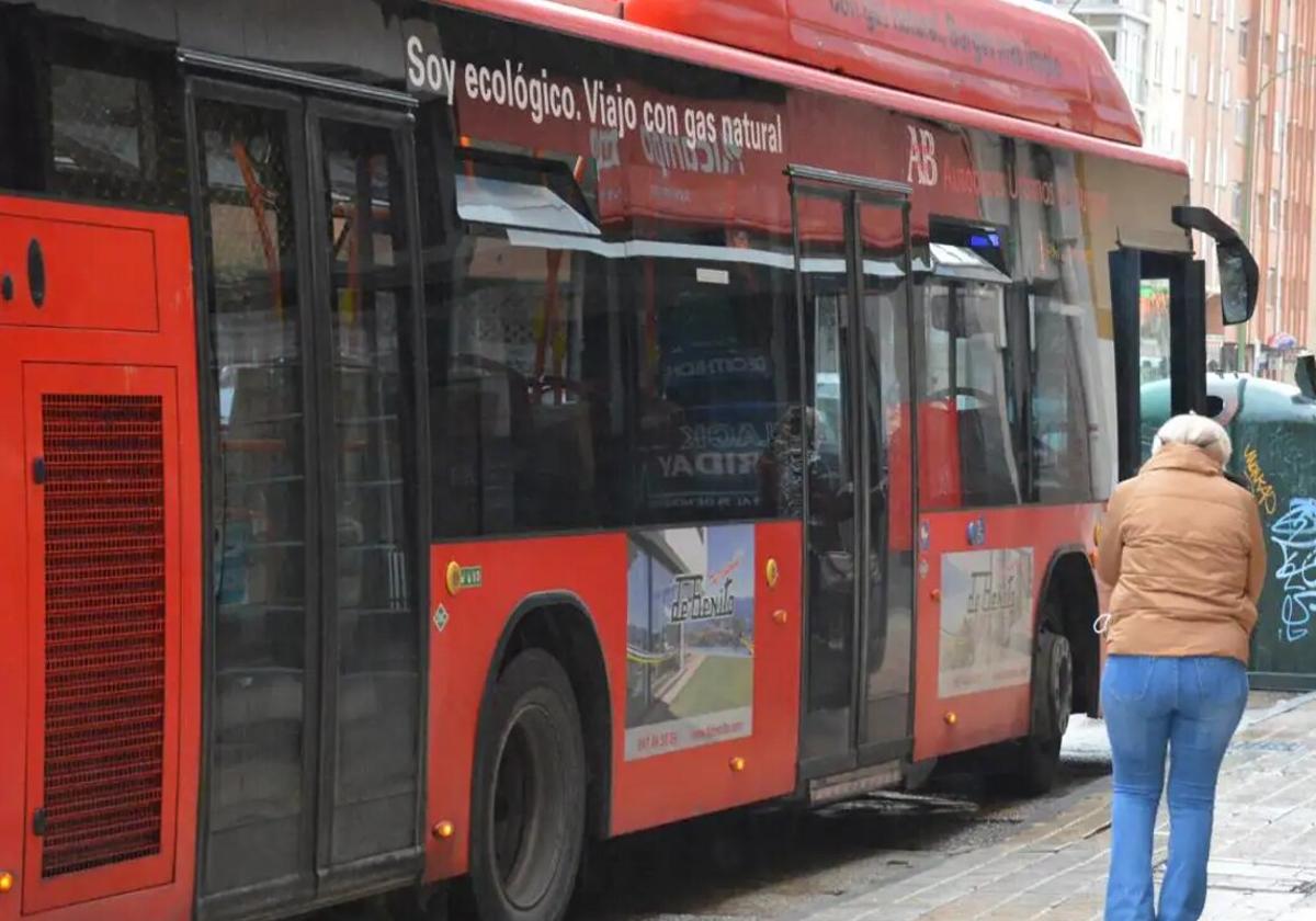 Pantalla de autobuses urbanos en una parada de Burgos