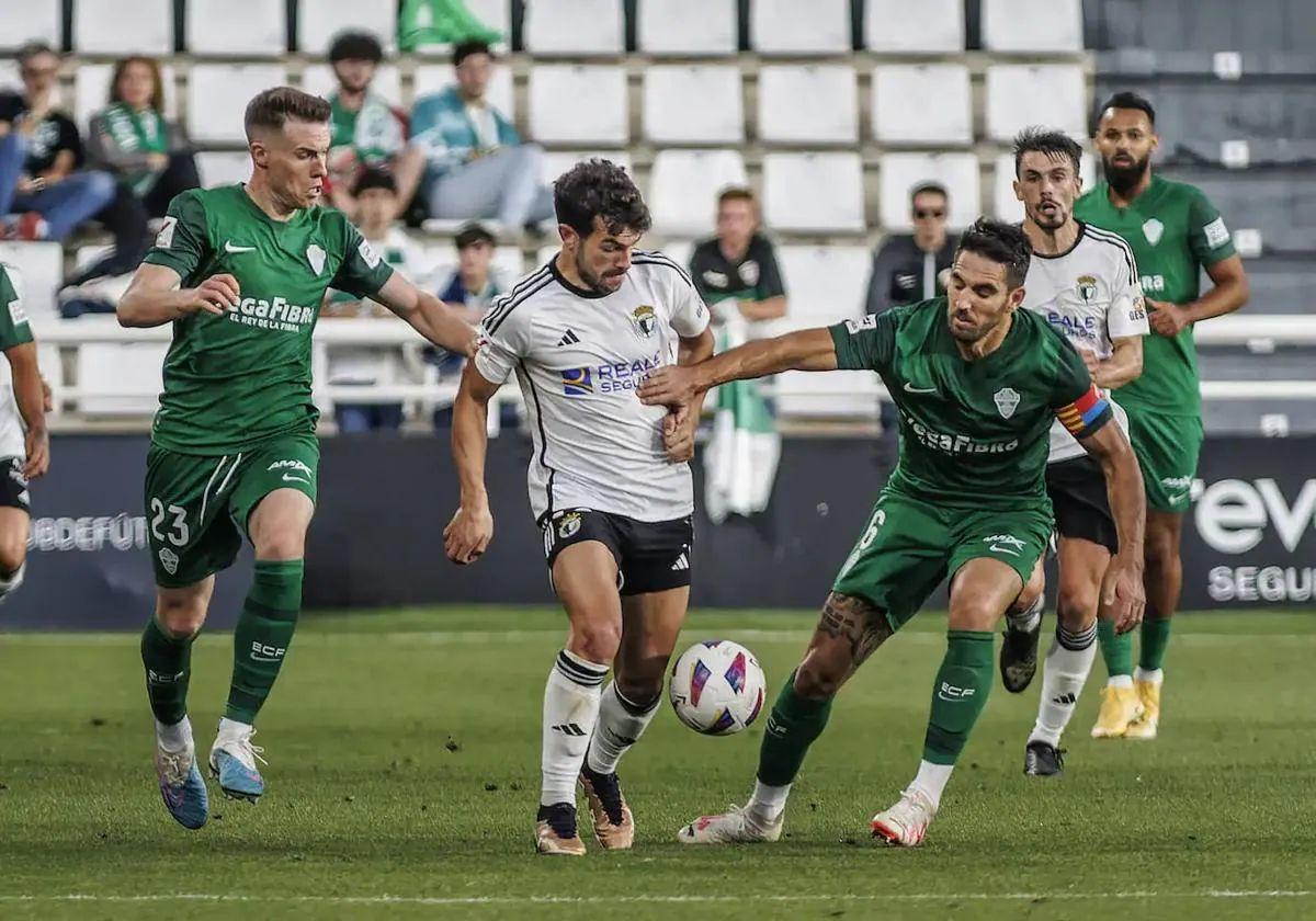 Curro, peleando por un balón frente al Elche la temporada pasada.