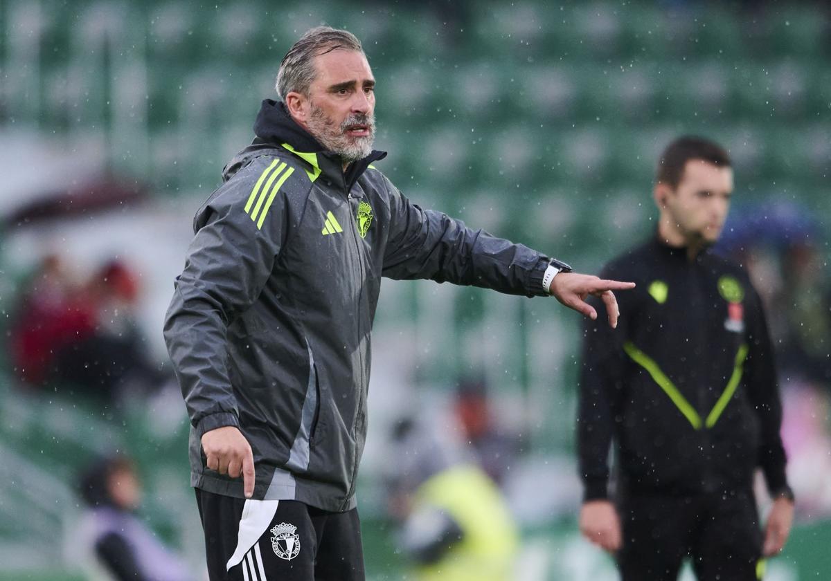 Bolo, durante su último partido como entrenador del Burgos CF en Elche.