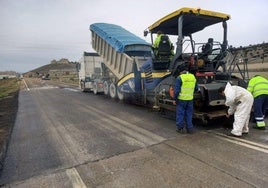 Trabajos de asfaltado de unacarretera.