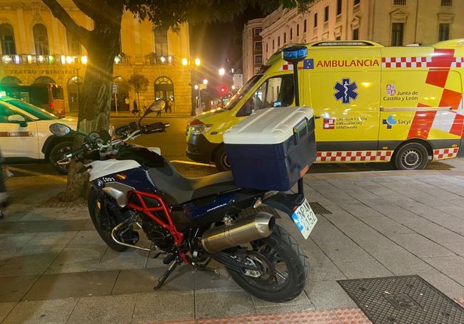 Ambulancia y moto de la Policía Nacional de Burgos en Arenal.