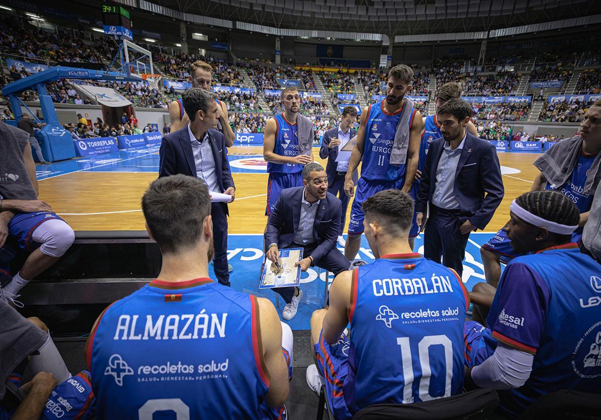 Bruno Savignani da instrucciones a sus jugadores.