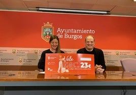 La presidenta de la Gerencia Municipal de Cultura y Turismo del Ayuntamiento de Burgos, Marta Alegría, y el vicepresidente de la Asociación de Libreros, Victor Adot, tras la firma del convenio.