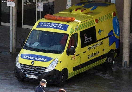 Imagen de arhcivo de una ambulancia en Burgos.