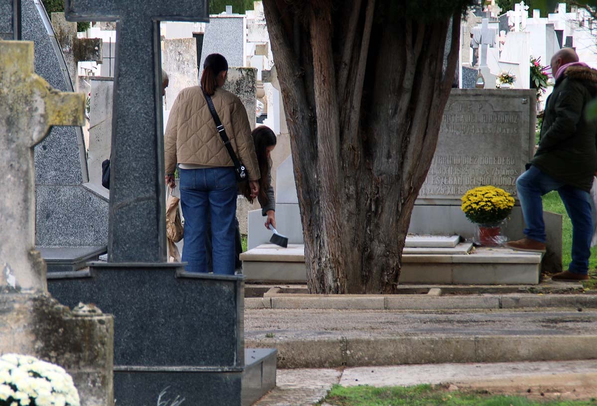 Burgos recuerda con flores a los que ya no están