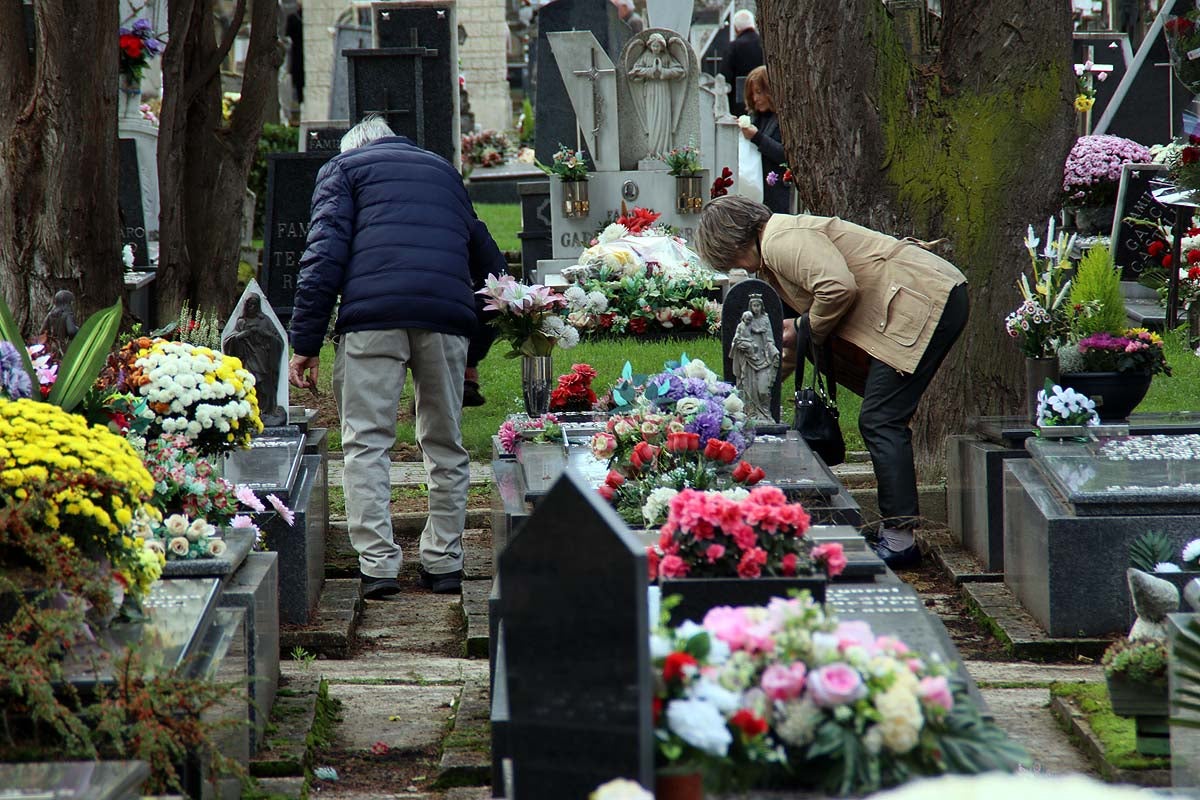 Burgos recuerda con flores a los que ya no están
