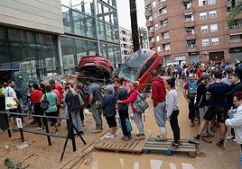 Varias personas esperan para recibir ayuda este jueves en Paiporta (Valencia)