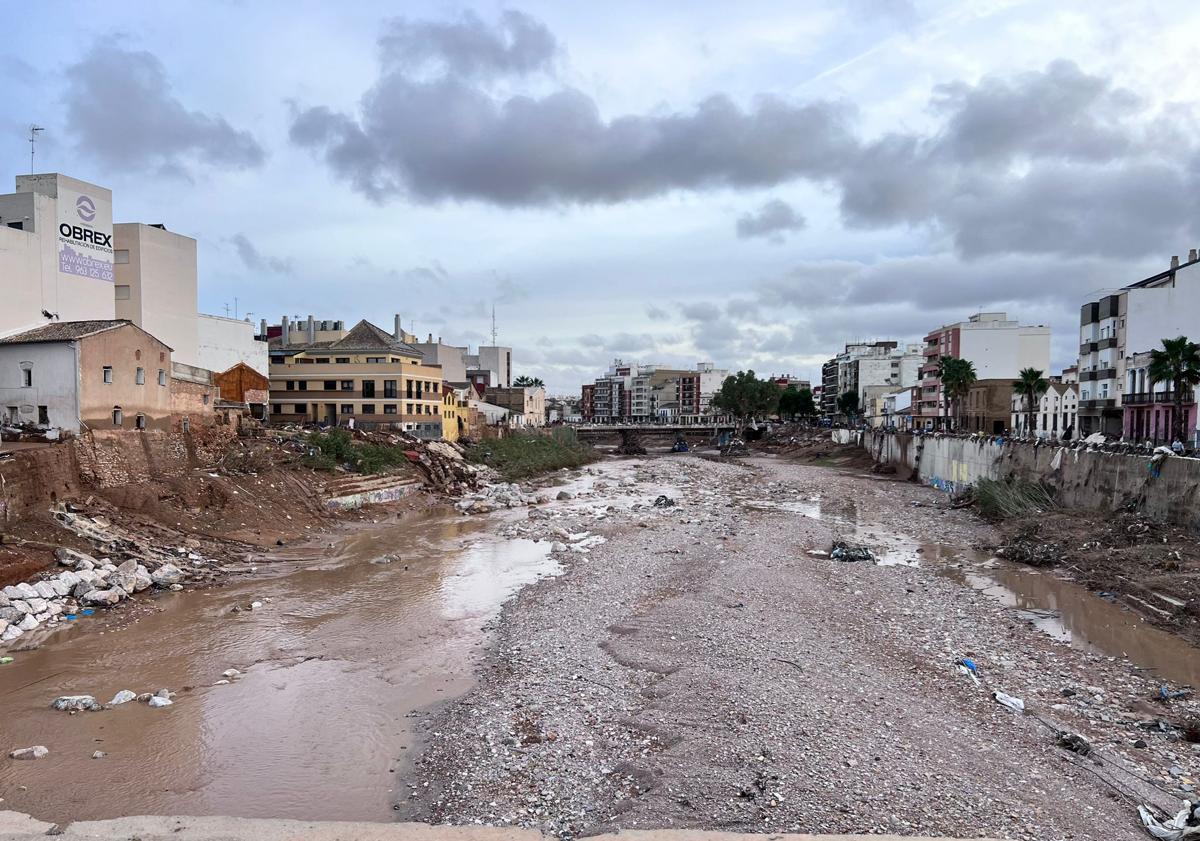 Imagen principal - Imágenes de la situación en Paiporta y Catarroja. 