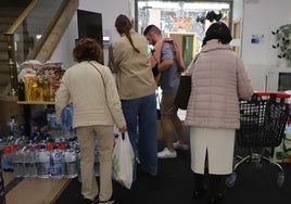 El centro cívico de San Juan no ha dejado de recibir burgaleses con material para los afectados.