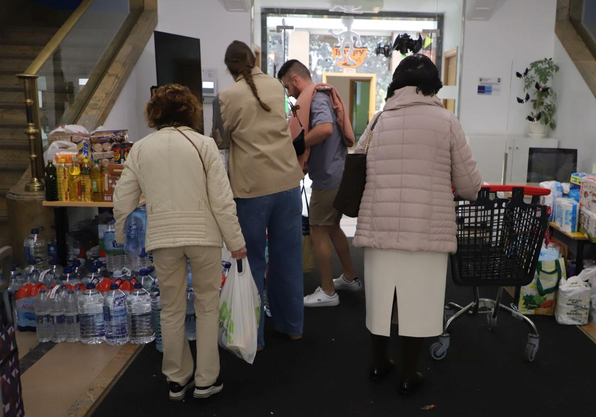 El centro cívico de San Juan no ha dejado de recibir burgaleses con material para los afectados.