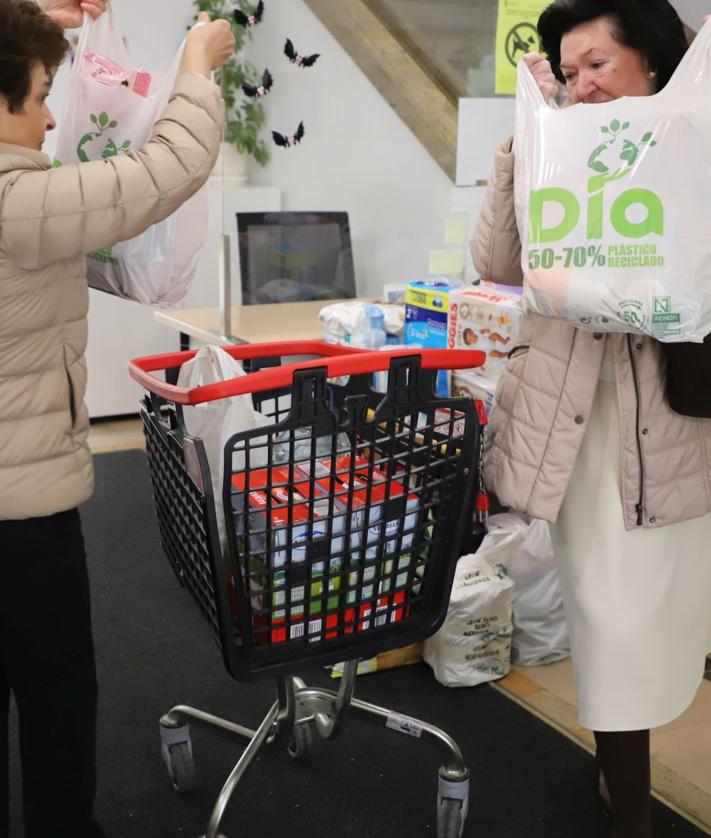 Imagen secundaria 2 - Burgaleses entregan alimentos y material para Valencia. 