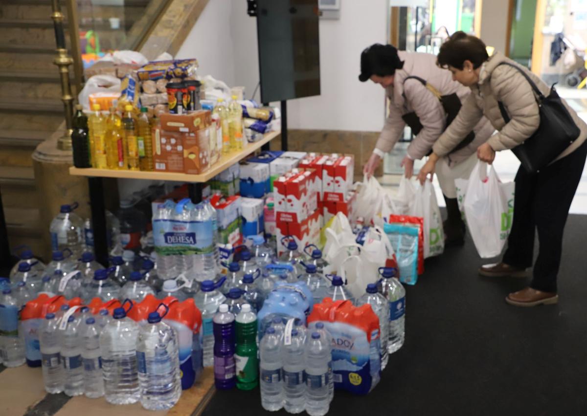 Imagen secundaria 1 - Burgaleses entregan alimentos y material para Valencia. 