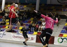 Jaime González lanzando a la portería del Dólmenes Antequera.