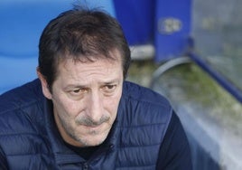 Luis Miguel Ramis, entrenador del Burgos CF durante el partido del Real Oviedo frente al Burgos CF