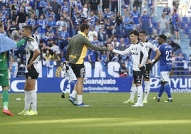 Jugadores del Real Oviedo y del Burgos CF en el Estadio Carlos Tartiere