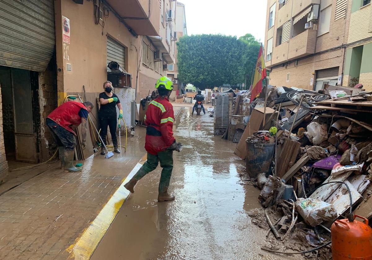 Voluntarios del GREM en una de las zonas afectadas por la DANA en Valencia.