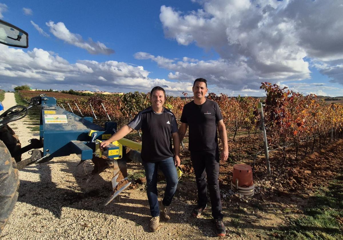 Los viticultores Nacho Rincón y José García.