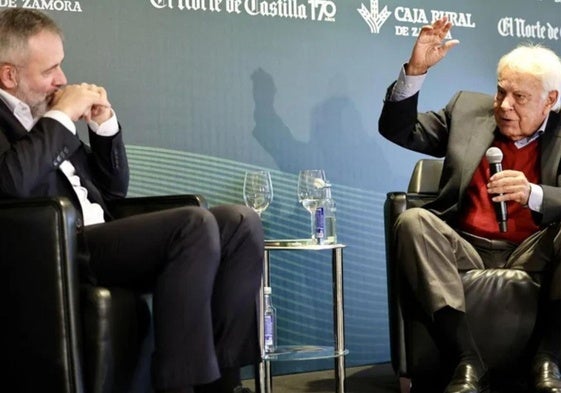 Felipe González conversa con Ángel Ortiz, director de El Norte de Castilla, en el acto organizado por el periódico, con el patrocinio de Caja Rural de Zamora.