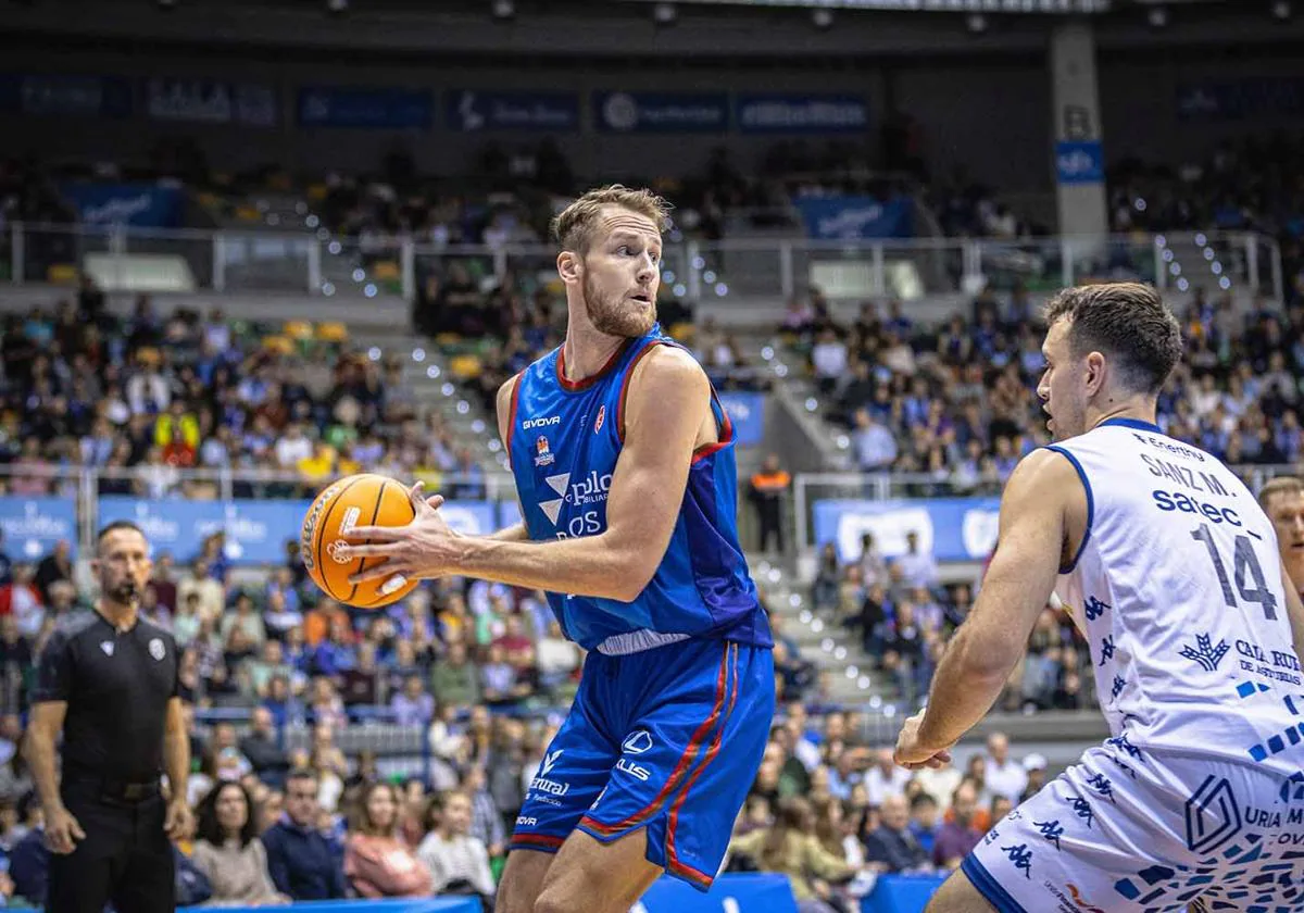 Luke Fischer durante un encuentro con el Silbö San Pablo Burgos.