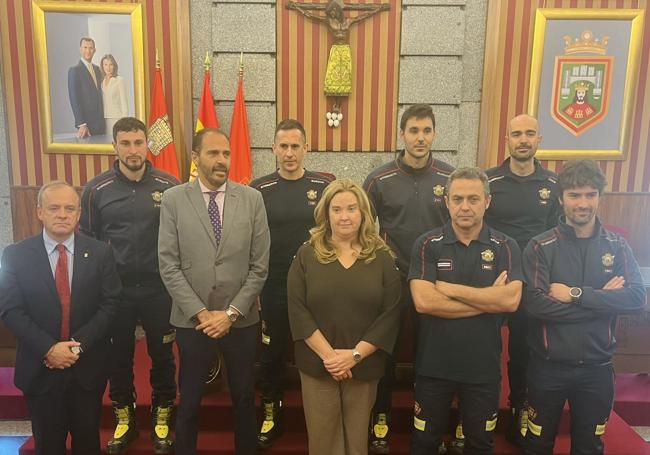 Los Bomberos de Burgos llegados de Valencia en el Ayuntamiento.