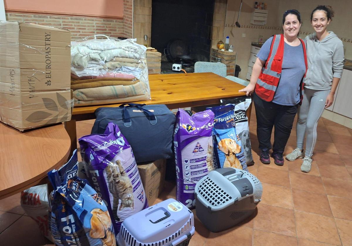 Voluntarias de Burgos y Valencia entregan y reciben parte de la ayuda.