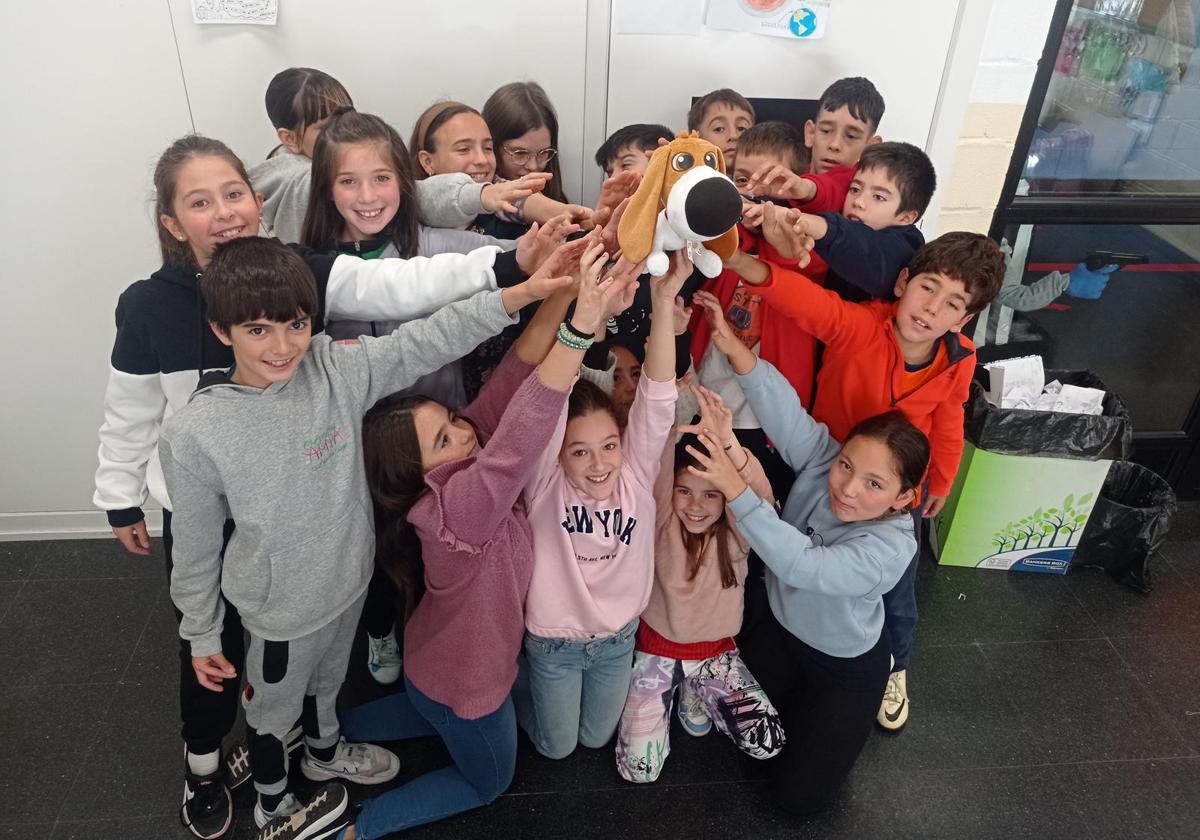 Los niños de la clase de 5º con Laika, la mascota que van a sortear.