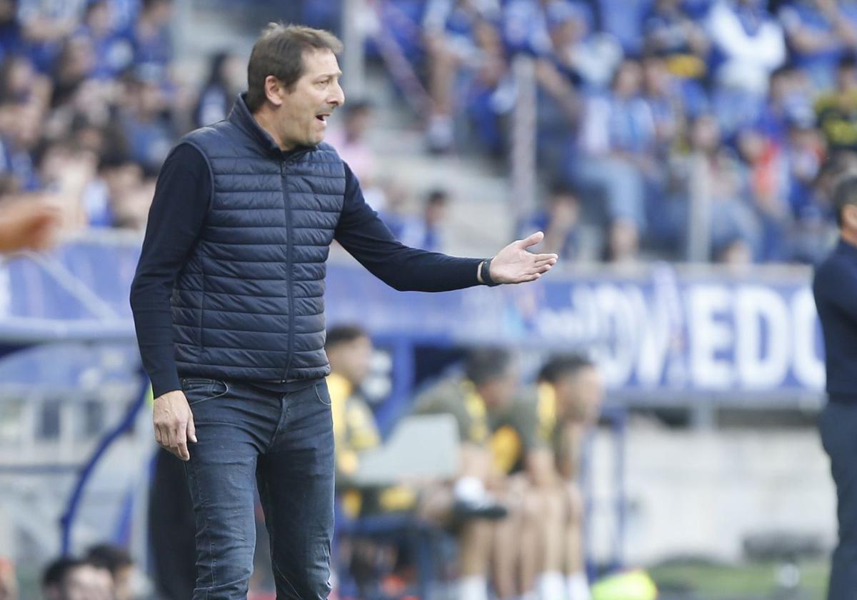 Ramis, en el banquillo del Burgos CF frente al Real Oviedo.