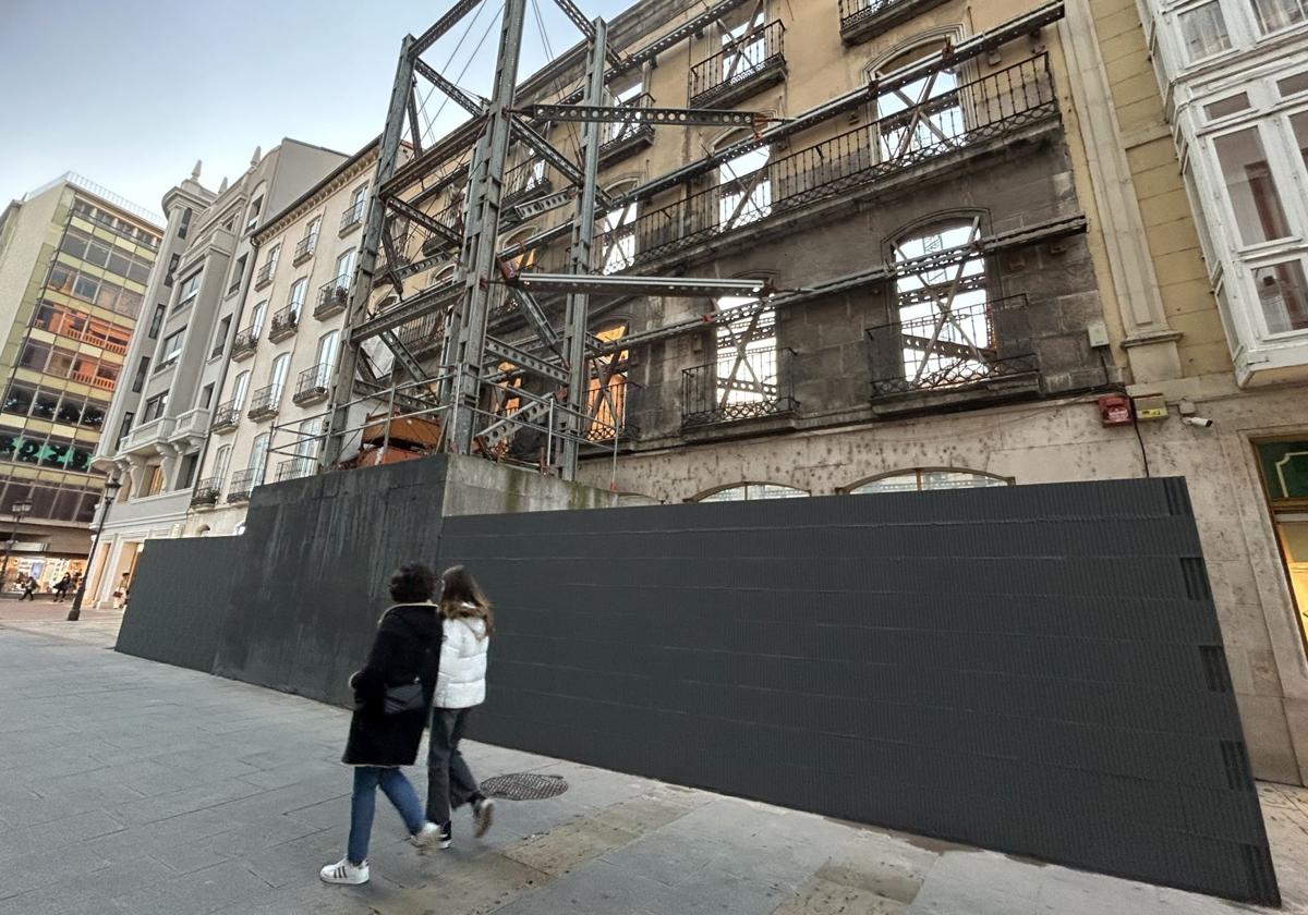 Vallado del inmueble en la parte de Almirante Bonifaz 6 que da a calle Moneda.