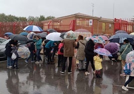 Los problemas en el acceso al colegio se agudizan los días de lluvia.