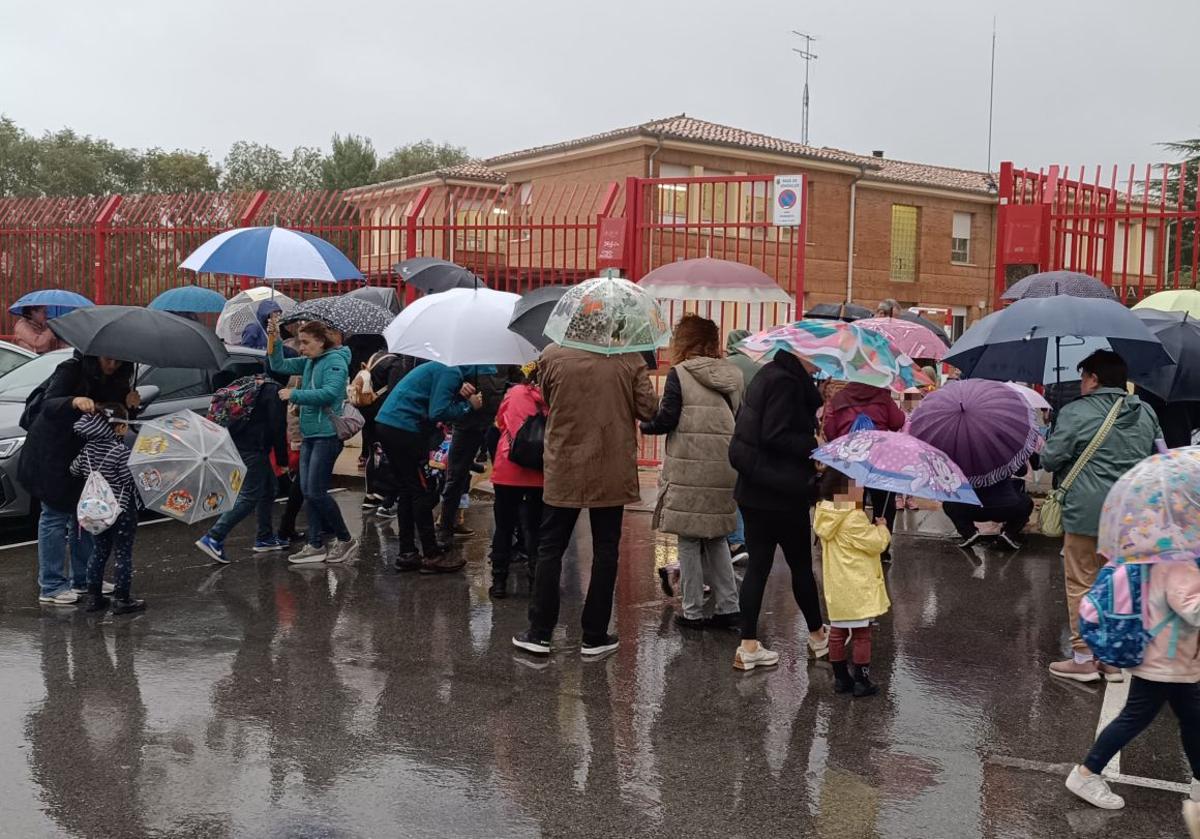 Los problemas en el acceso al colegio se agudizan los días de lluvia.