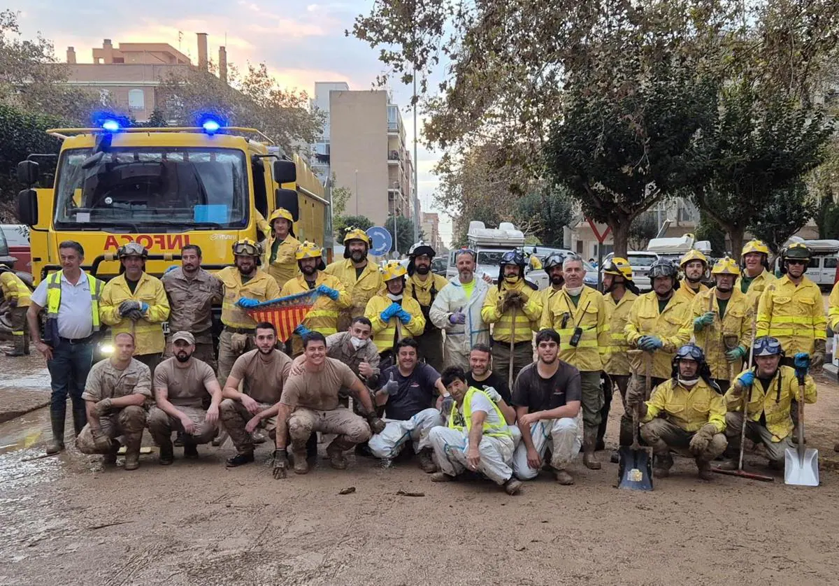 Voluntarios de varios pueblos de Burgos ayudando en las zonas afectadas por la DANA en Valencia.