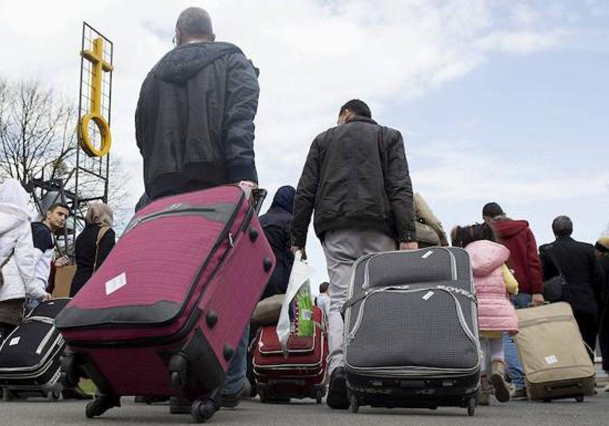 Varios refugiados sirios llegan al centro de primera acogida de la localidad de Friedland.