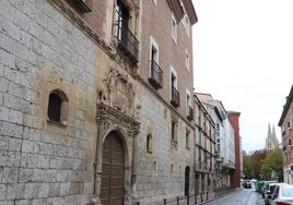 Vista del Museo de Burgos por la calle Calera, además de la parcela donde debería construirse su ampliación.