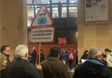 Vecinos de La Ribera del Duero protestan ante Mañueco por las macrogranjas