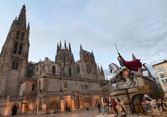 Imagen de la Catedral de Burgos con el Cid de frente.